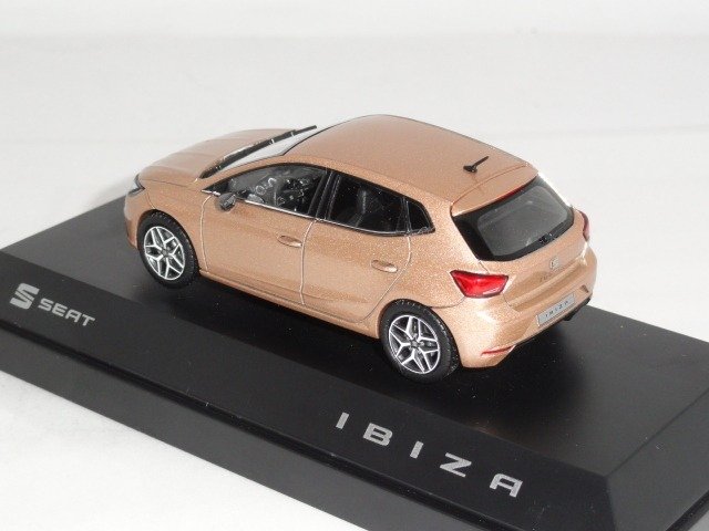 Desire Red SEAT Arona Model Collectable Car 1:43 
