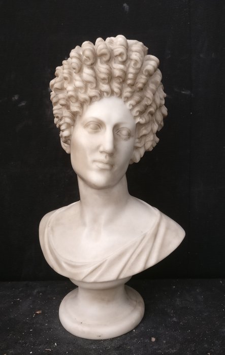Escultura - "Busto Fonseca" - Retrato feminino - H 69 cm - Mármore de Carrara - Segunda metade do século XX