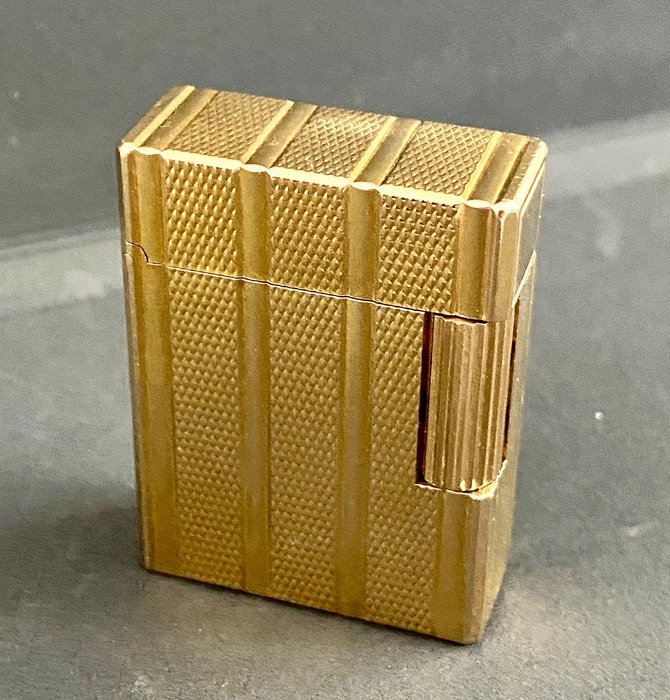 S.T. Dupont - Lighter S.T. Dupont gold plated 20 Micron Line 1 rice grain finish and vertical bands