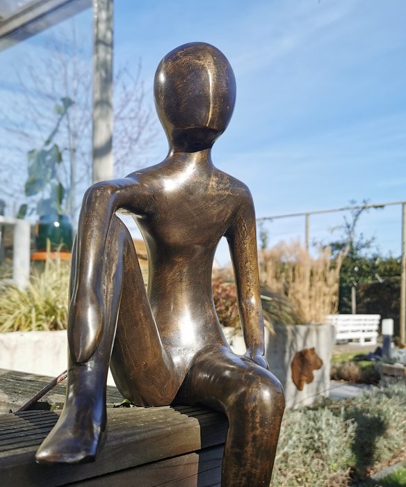 Escultura, A dreaming figure - 44 cm - Bronze