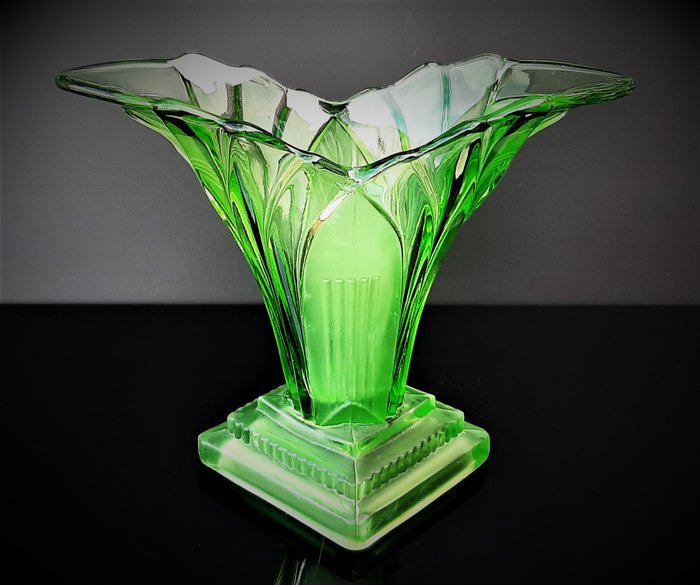 August Walther & Söhne - Art-Deco-Vase 'Greta'