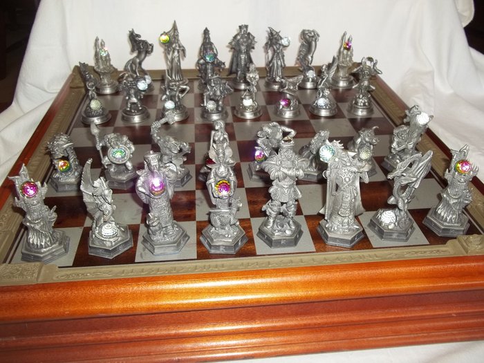 Danbury Mint - "Fantasy of the Crystal" Chess Set - Antike Zinnschachfiguren mit echten Kristallen im Swarovski-Schliff - Sehr, sehr selten - Limited Edition - Gesamtgewicht ca. 9 kg - Sehr guter Zustand.