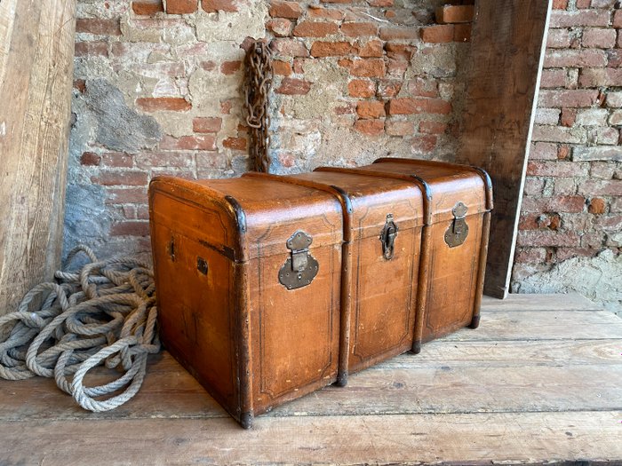 Colonial travel trunk from the 1920s - Wood