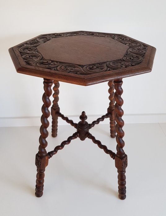 Käsin veistetty pöytä / sivupöytä käännetyillä jaloilla - puolapöytä - Puu, Tammi - 1890 - 1905