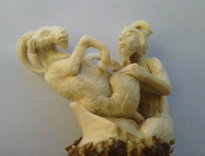 Erotische sculptuur "de duivel en de geit" (1) - hertengewei - Eerste helft 20e eeuw