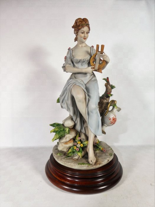 Benacchio, Triade - Capodimonte - Stor staty av en kvinna med en lyra - Kex