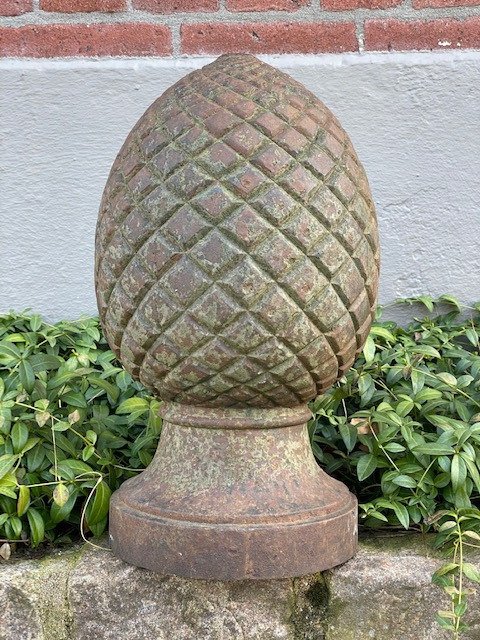 Preview of the first image of Pine cone garden ornament - 45 cm. - Iron (cast) - 20th century.