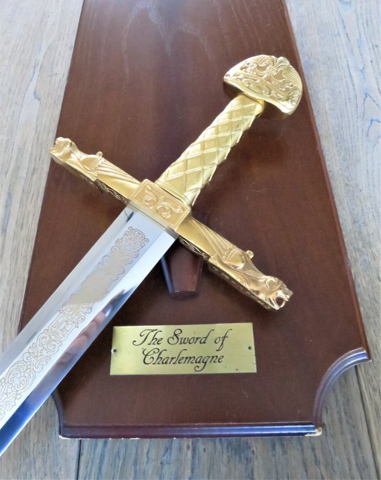Franklin Mint - “Espada de Carlomagno” con expositor de pared. (1) - Estilo medieval - Acero Toledo con incrustaciones de oro de 24K y mango dorado de 24K.