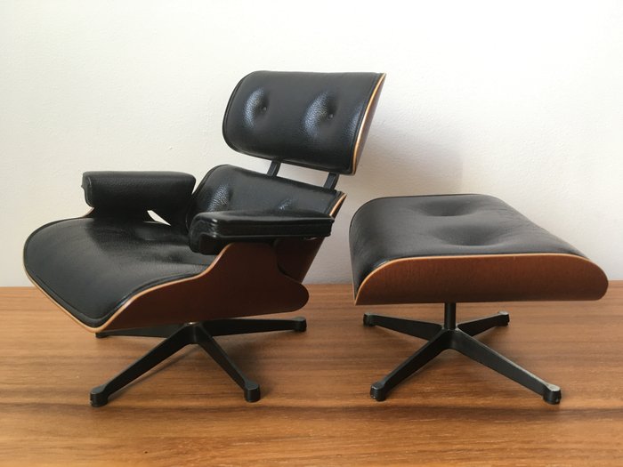 Charles Eames, Ray Eames - Vitra - Vitra Design Museum - Colección de miniaturas (2) - Eames Lounge Chair en Ottoman