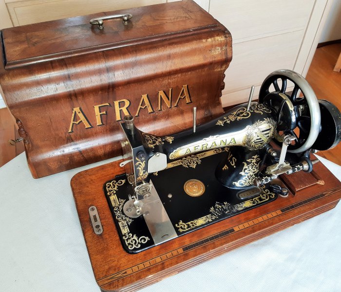 Máquina de coser a mano Afrana con guardapolvo - Hierro (fundido/forjado), Madera