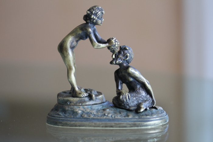 Nymphe und satyrerotische Wiener Bronze im Stil Bergmanns - Bronze - Erste Hälfte des 20. Jahrhunderts
