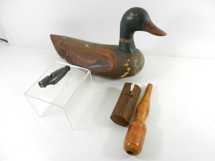 Antique wooden decoy duck, game decoy and bone flute (3) - - Catawiki