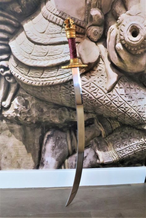 Franklin Mint - "Espada de Genghis Khan" (1) - Realista - banhado a ouro, jade, aço, laca vermelha chinesa etc.