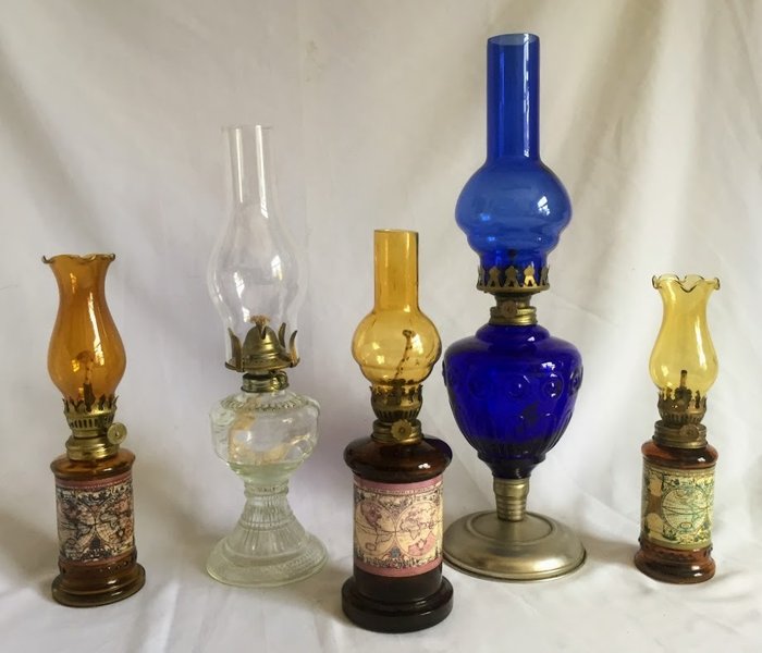 Sail Boat Brand - Hong-Kong - Collection of vintage oil & kerosene lamps - Mid XXth century - Glass - Gold metal
