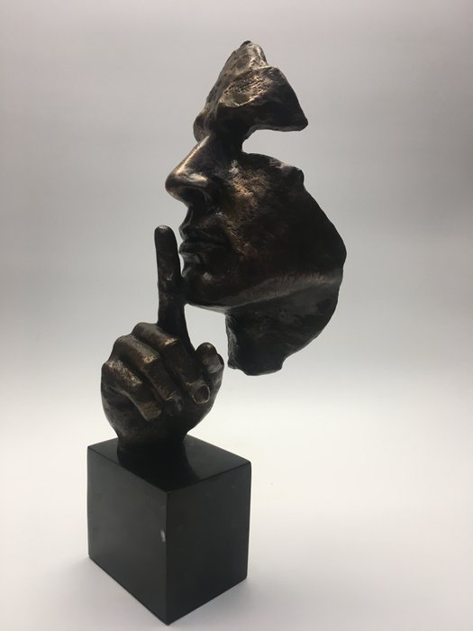 Salvador Dali - Bronsgieterij - 沉默青铜雕像 (1) - 现代的 - 大理石, 黄铜色