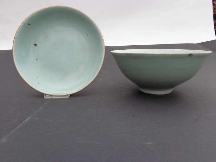 Plate (2) - Celadon - Porcelain - Celadon bord en kom 19 eeuw - China - 19th century