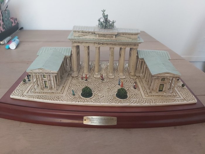 Hamilton collectie – Model of the Brandenburg Gate – hand painted – numbered – with certificate. – Onbekend