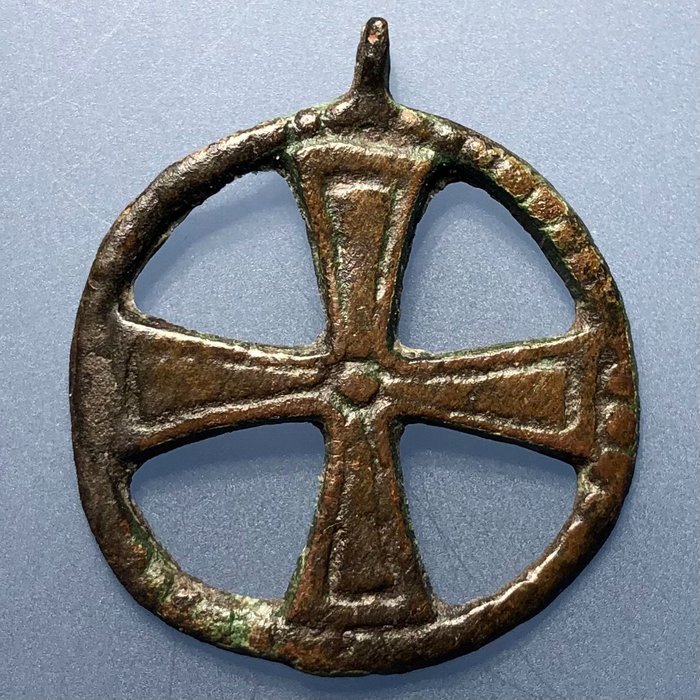 Vikinger Bronze Solkors med et potent, dekoreret kors i en cirkel - elsket fra vikingerne og tyskerne (goterne)