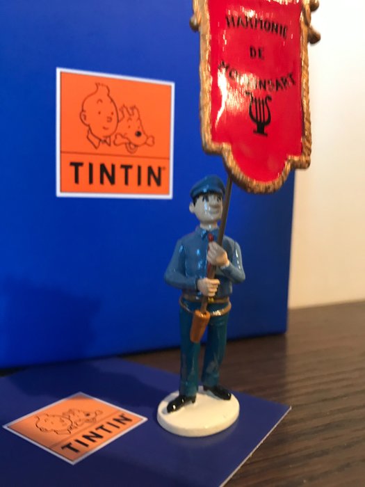Tintin - Figurine Moulinsart 46513 - Porte-Drapeau “Harmonie de Moulinsart” - Série Carte de Voeux 1972 - (2018)