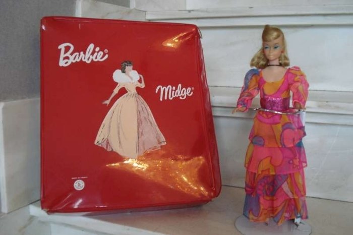 Vintage Barbie: getekend Midge 1962 Barbie 1958, Mattel Inc., Pattent , origineel gekleed - gemerkt etiket BARBIE by Mattel, originele rode draagtas MIDGE,  geel jasje en hard plastieken tasje