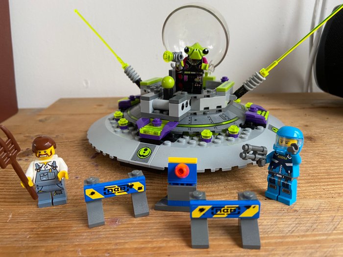 LEGO - Alien Conquest - 7052 - Lentävä lautanen UFO abduction