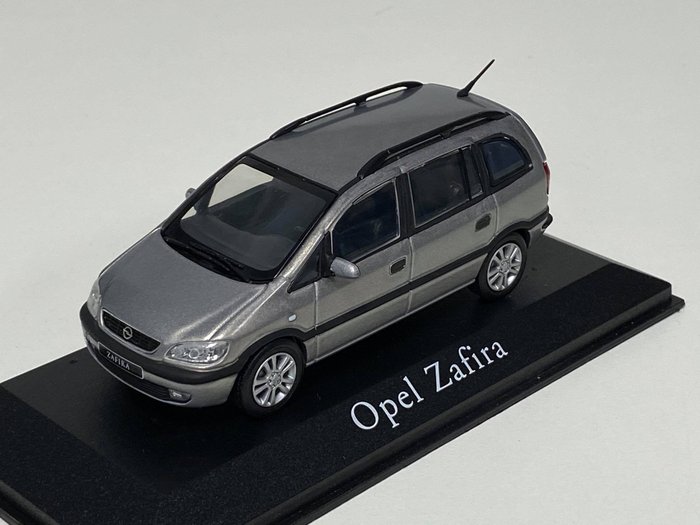 MiniChamps - 1:43 - Opel Zafira - Model de dealer. Colecția oficială Opel