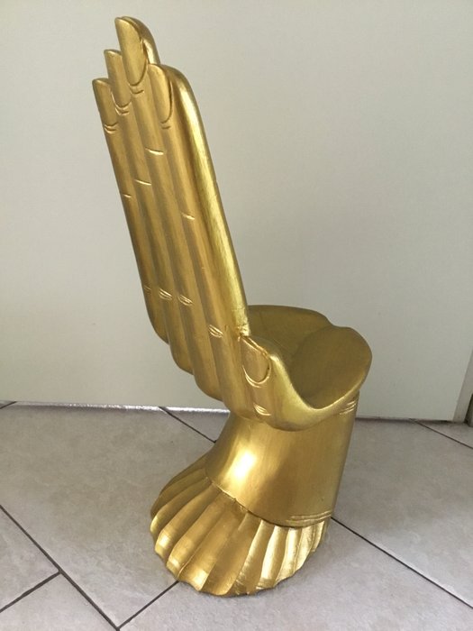 Gouden stoel in de vorm van een hand – Goud op Suar hout