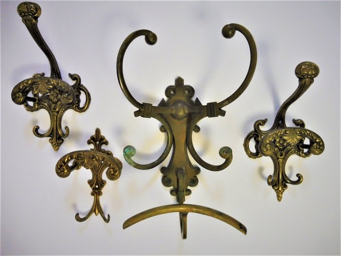 CGR 352 BREV - 4 Beautiful large brass coat hooks with 12 hooks and 4 hat hooks. (4) - Brass