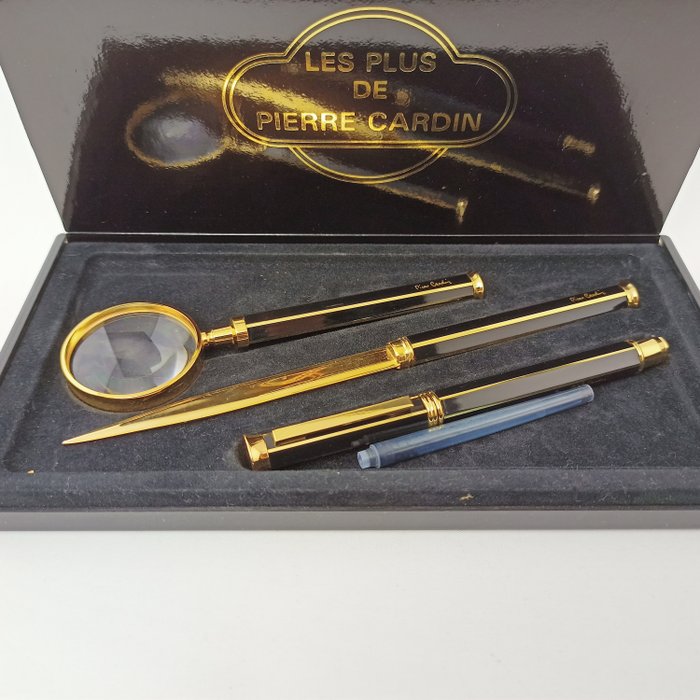 Pierre Cardin - Ensemble de stylo, papiers ouverts et loupe