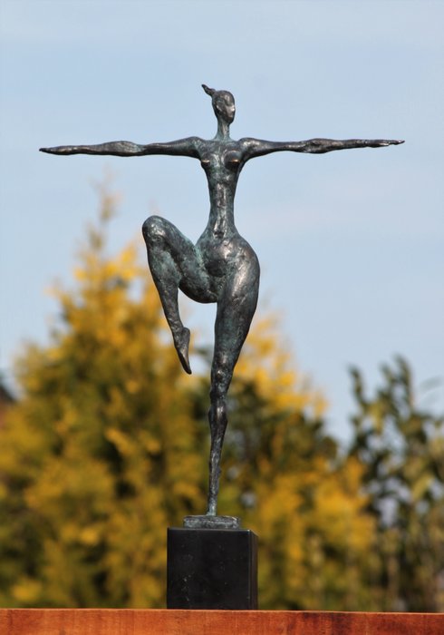 Rzeźba, modern stateu woman - 53 cm - brązowy marmur