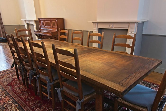 An oak refectory table (290 cm) with 10 chairs - Wood- Oak