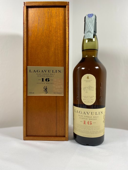 Lagavulin 16 years old wooden box - Original bottling - 700 ml