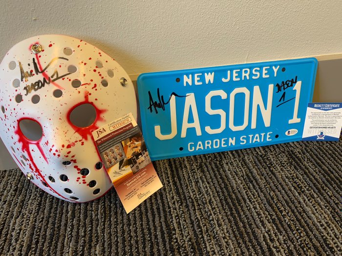 Venerdì 13 - Lot of 2 - Mask & License Plate, signed  by the first Jason Voorhees (Ari Lehman) - Autografo, with COA