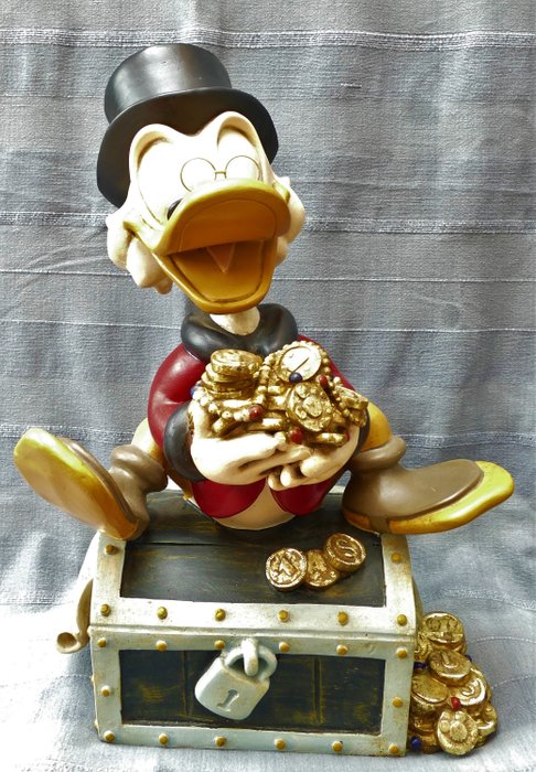 Disney - Figur - Dagobert auf Schatzkiste - 53 cm hoch