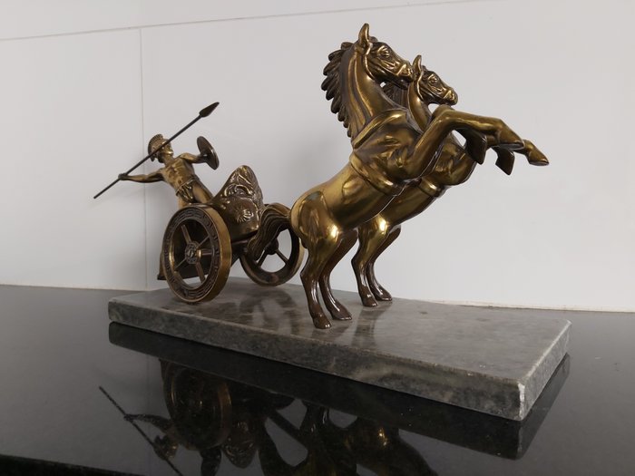 Grande estátua de um gladiador em uma carruagem com cavalos - base de mármore - Latão, Mármore