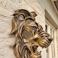 sculptuur, Wall mounted Lion head – 46 cm – Hars