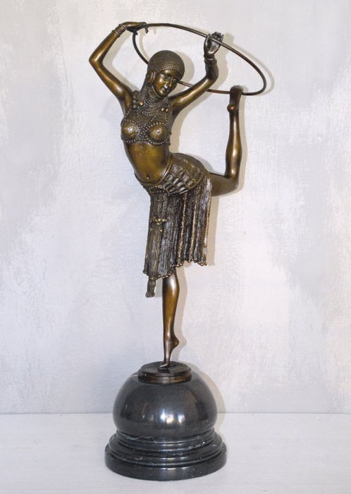 After D.H. Chiparus - Grande sculpture en bronze d'une charmante danseuse avec un cerceau (1) - Art déco - Bronze