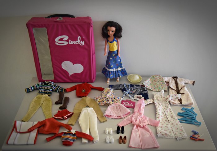 Sindy Pedigree - 辛迪娃娃+便攜包+服裝和配件 - 1970-1979