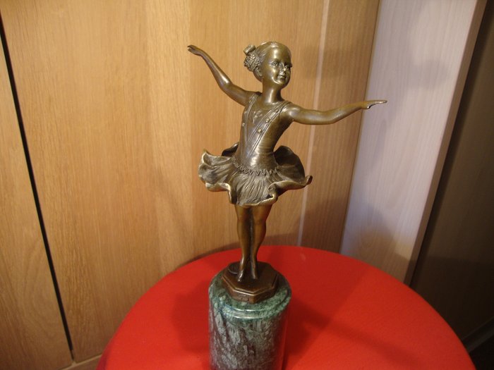 After F. Paris - Scultura in bronzo di una ballerina su base in marmo - Bronzo