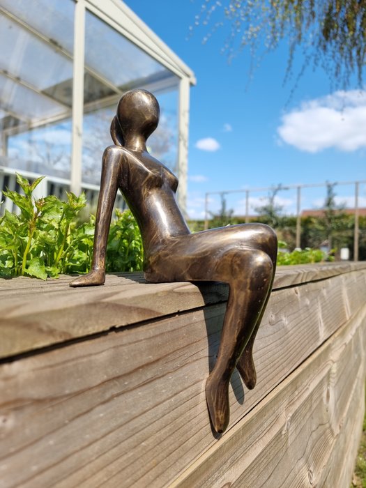 Figurine - A dreaming girl - Bronze