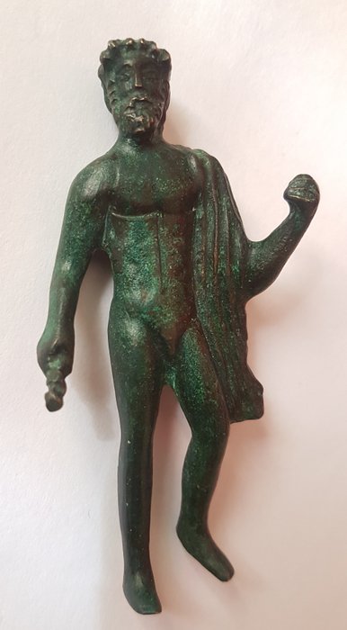 Una replica di una scultura raffigurante Zeus