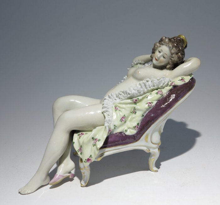 Aelteste Volkstedter Porzellanmanufaktur 1762 - Lady lying on the sofa. - Art Nouveau - Porcelain