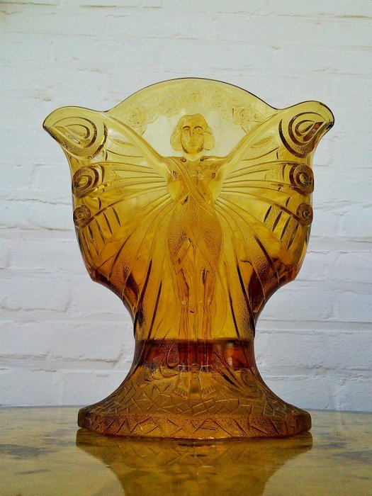 Henri Heemskerk (1886-1953) – Verreries de Scailmont – Art Deco vaas “PAPILLON” – Decoratie van Olympische vrouwen met vlindervleugels