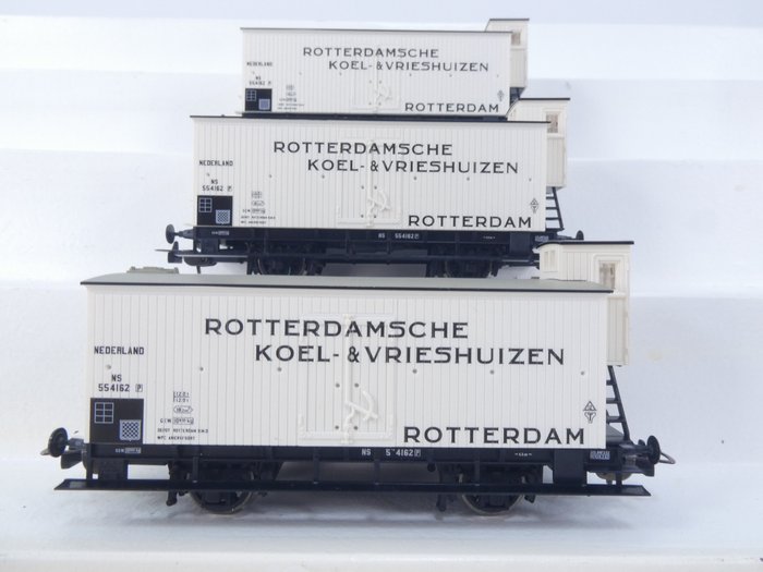 Piko H0 - 58930 - Freight carriage - Three 2-axle refrigerated trucks "Rotterdamsche Koel- & Vrieshuizen" - NS