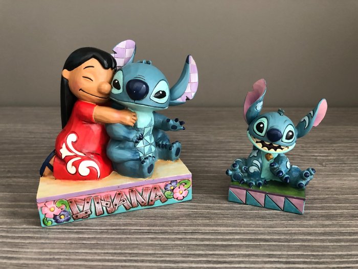 Disney Traditons - 2 Beeldjes - Ohana Means Family + Stitch