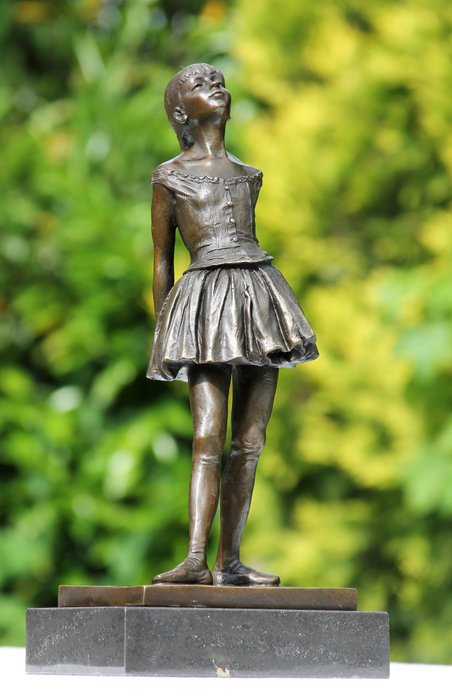 hoog bronzen stateu van een danseresje 38 cm hoog – brons marmer