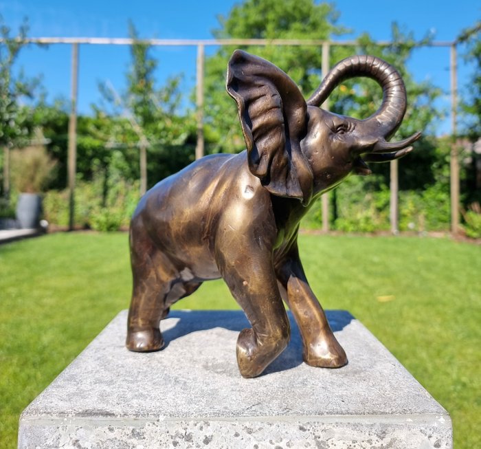 Figur - A bronze elephant - Bronse
