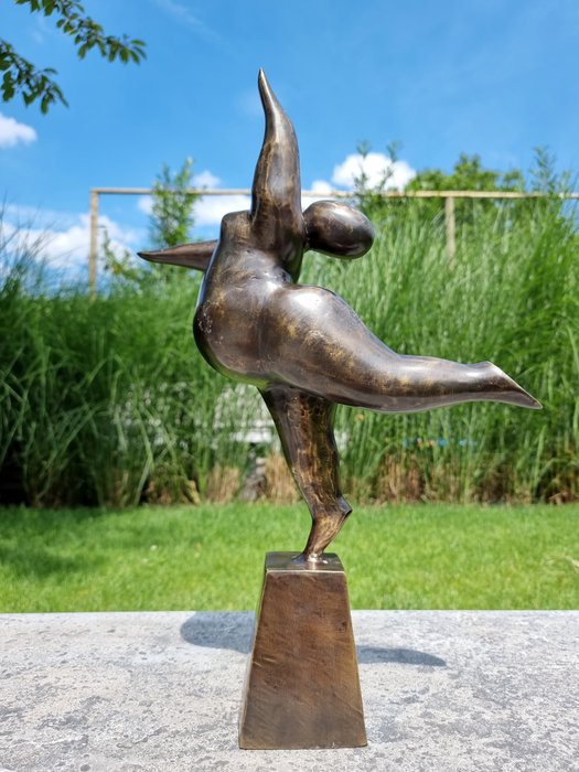Skulptur, A balancing woman - 52 cm - Bronze