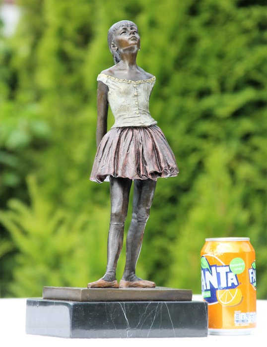 Statue, 14 jarig danseresje (naar degas) - 39 cm - Bronzemarmor