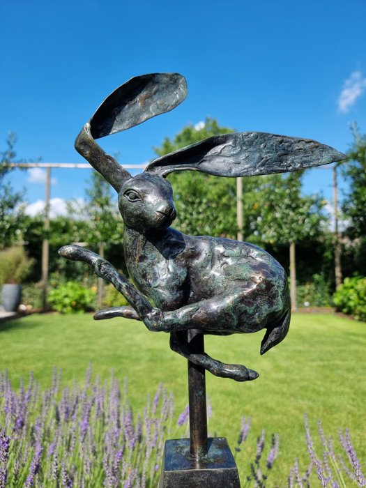 Figurine - A leaping hare - Bronze